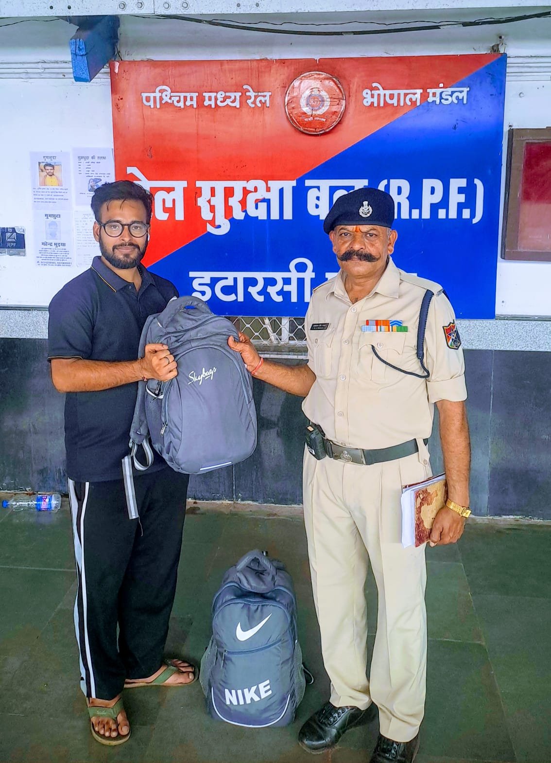 The RPF jawan searched for the bag left in the train and handed it over safely to the passenger