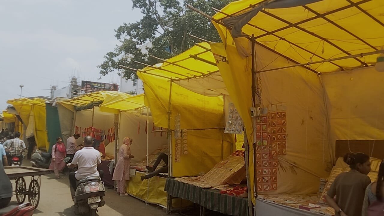 The municipality could not keep MG Road free from the festive market