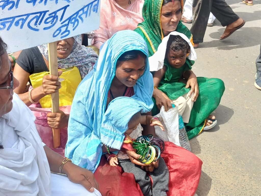 इटारसी में स्मार्ट मीटर का तीखा विरोध, कांग्रेस का बिजली दफ्तर के सामने जोरदार प्रदर्शन 5 Smart 4