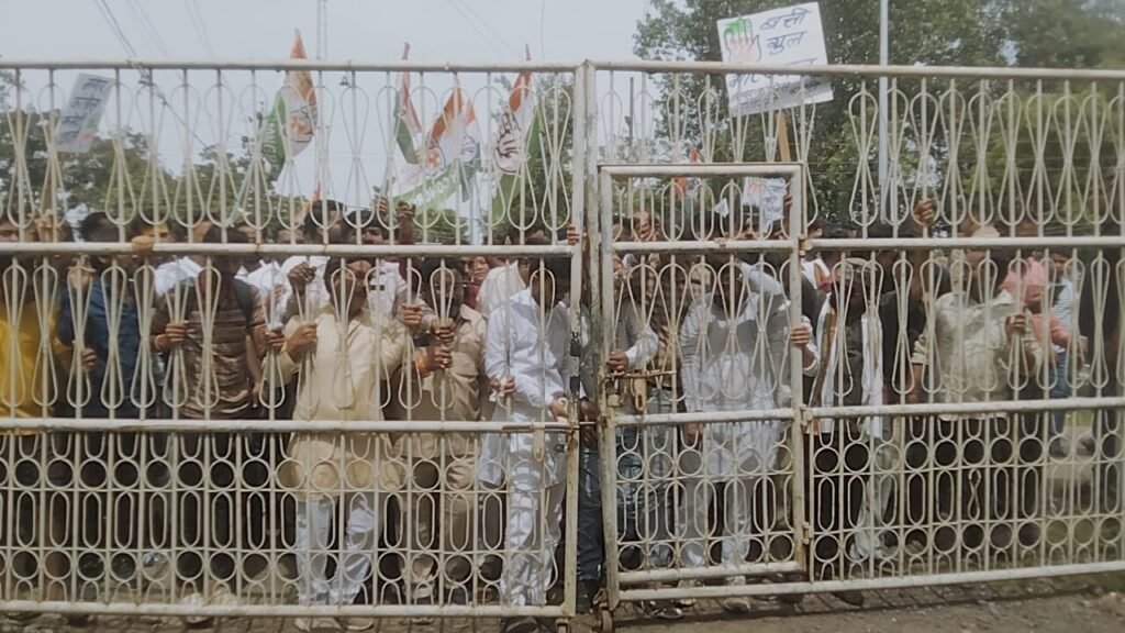 इटारसी में स्मार्ट मीटर का तीखा विरोध, कांग्रेस का बिजली दफ्तर के सामने जोरदार प्रदर्शन 3 Smart 5