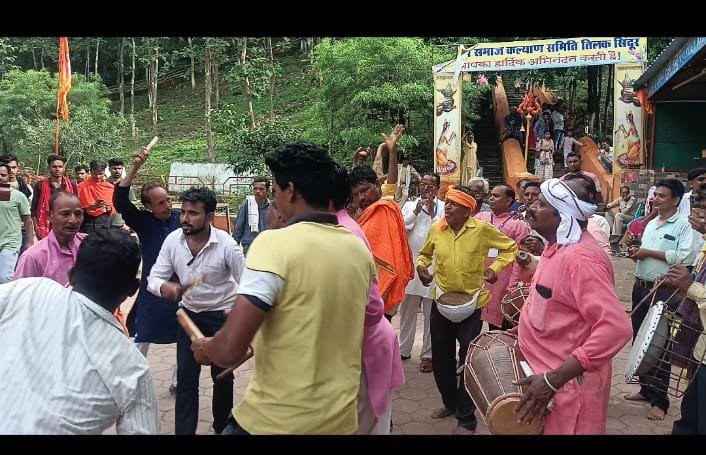 In the picturesque valleys of Satpura, Kavadias danced in devotion to Bholenath, performed Jalabhishek with Tilak Sindoor