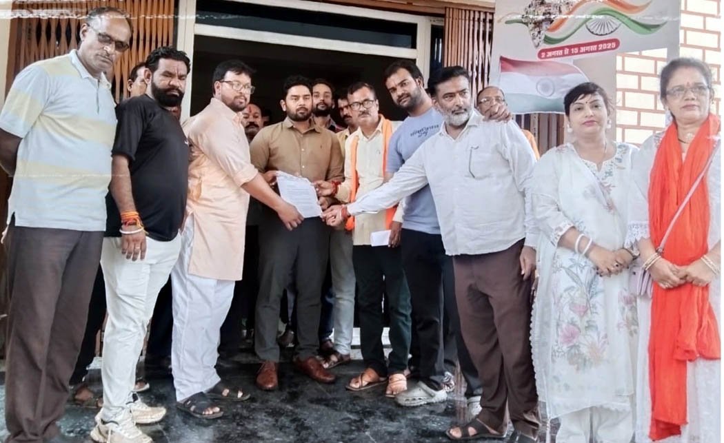 Vishwa Hindu Parishad and Bajrang Dal protested against the displacement of the temple near the railway station