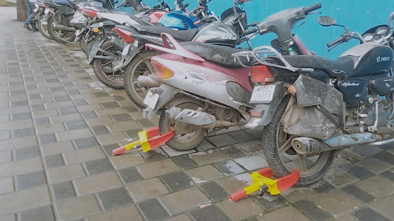 RPF takes a big action at Itarsi railway station, wheel locks installed on vehicles parked in no-parking areas