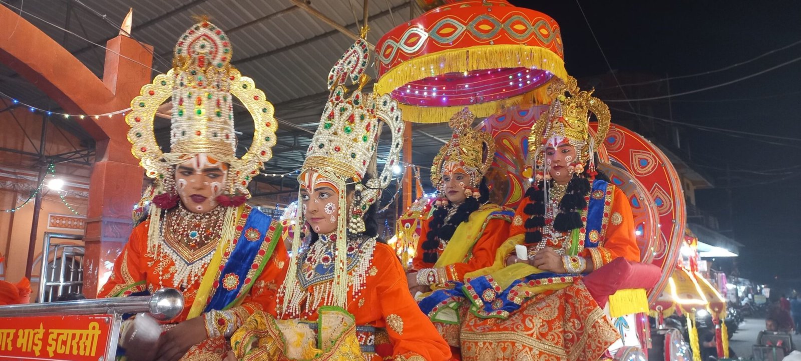 The wedding procession of Lord Shri Ram was attended by dancing members and flowers were showered everywhere.