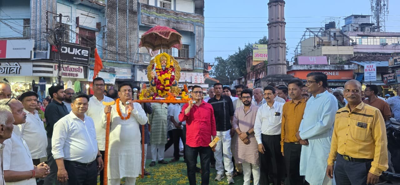 Agrasen Maharaj's procession started with great pomp and was welcomed at many places.