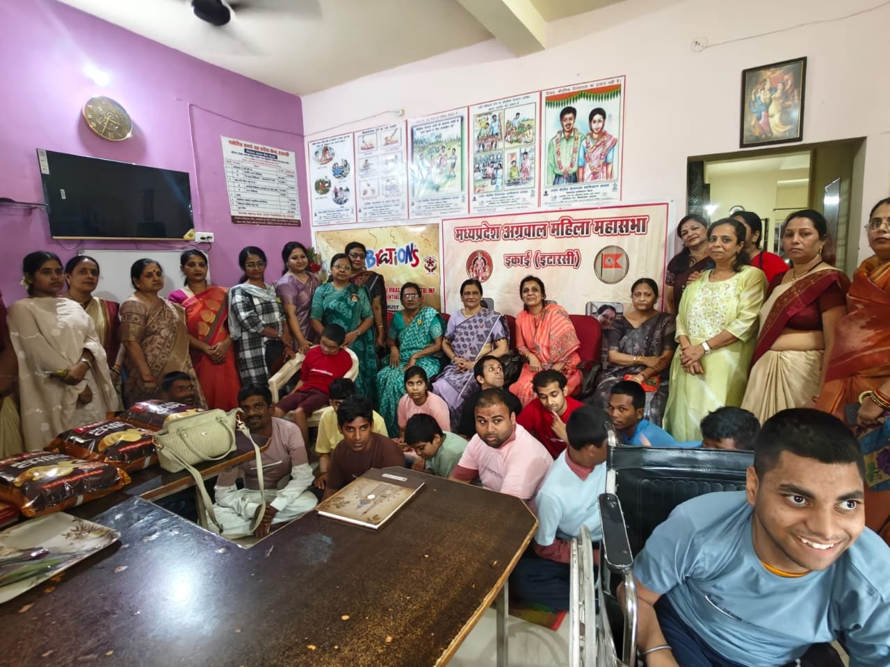 Agrawal Mahila Mahasabha spent time with mentally challenged children and provided them with T-shirts.