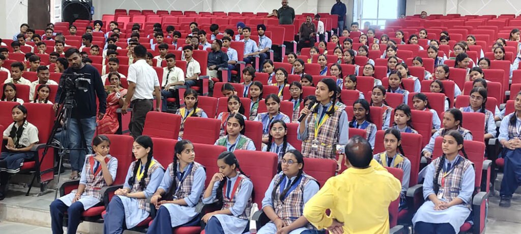 'संवाद 2025 : 2047 का भारत कैसा हो, विषय पर बच्चों ने रखा अपना विजन 2 Auditorium 2