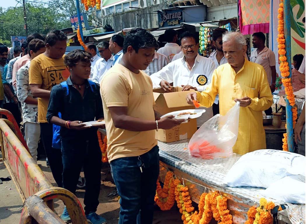Distribution of food offerings in Itarsi on Pitru Paksha Amavasya
