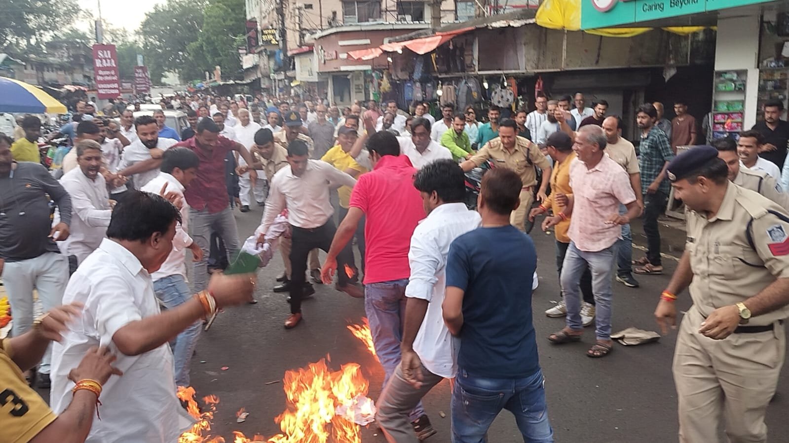 While burning the effigy of CM, there was a scuffle between the police and Congress workers over the effigy