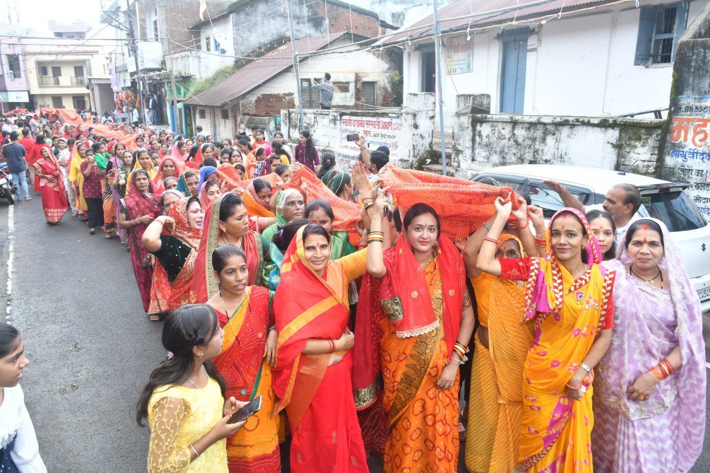 Crowds gathered for the 451-foot Chunari Yatra, MP donated Rs 3 lakh for the construction of the temple.