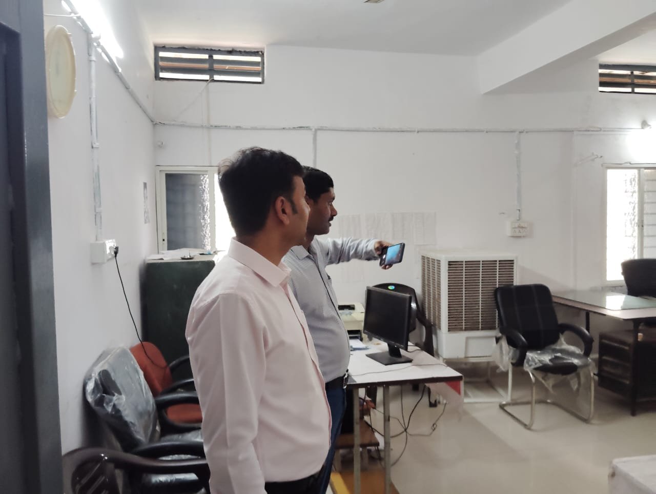 Commissioner's inspection: Most officers and employees absent in SDM office Itarsi and District Panchayat Kesla