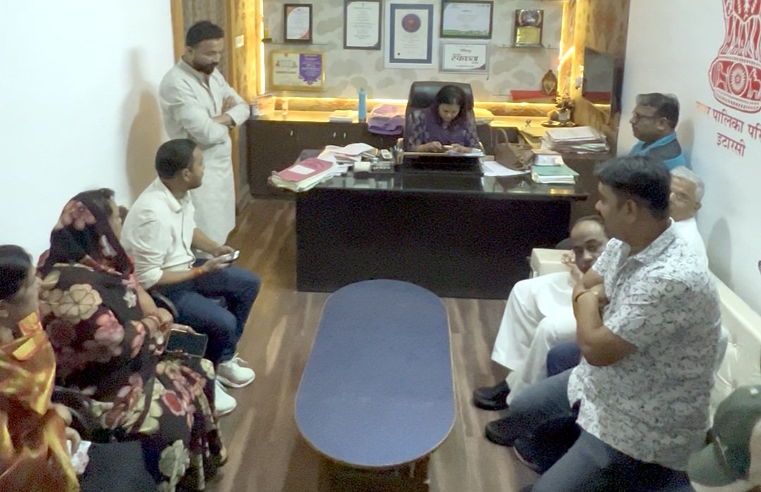 Congressmen met CMO with complaint of no work being done in old Itarsi market and Congress ward