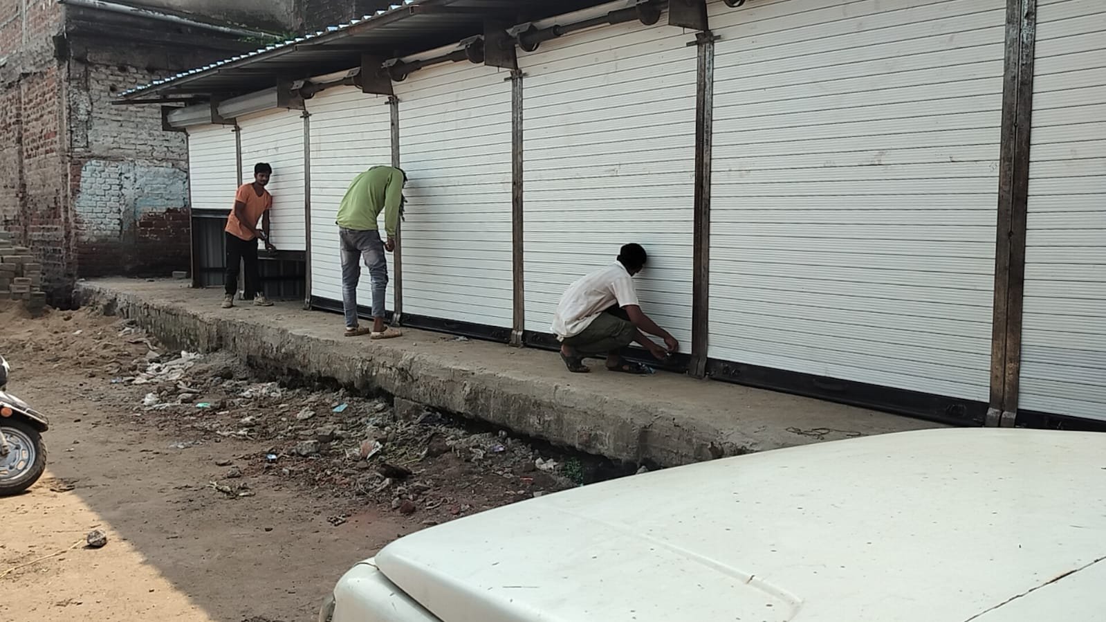 Behind the Agrawal Bhavan, kiosks have been built without any fear, the owners are unknown.