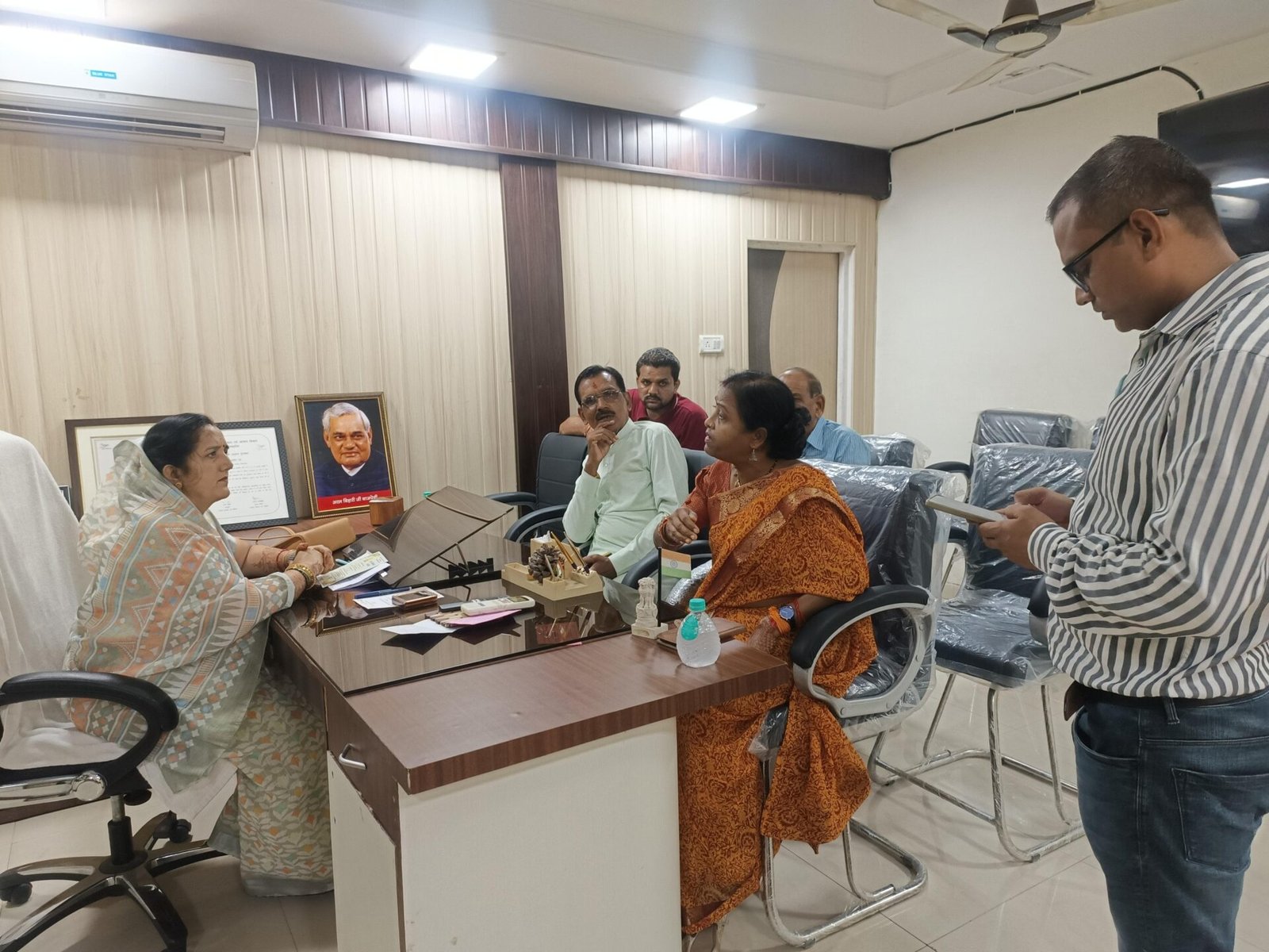 Apart from public hearing, Municipal President Neetu Yadav also listens to the problems of citizens in the office