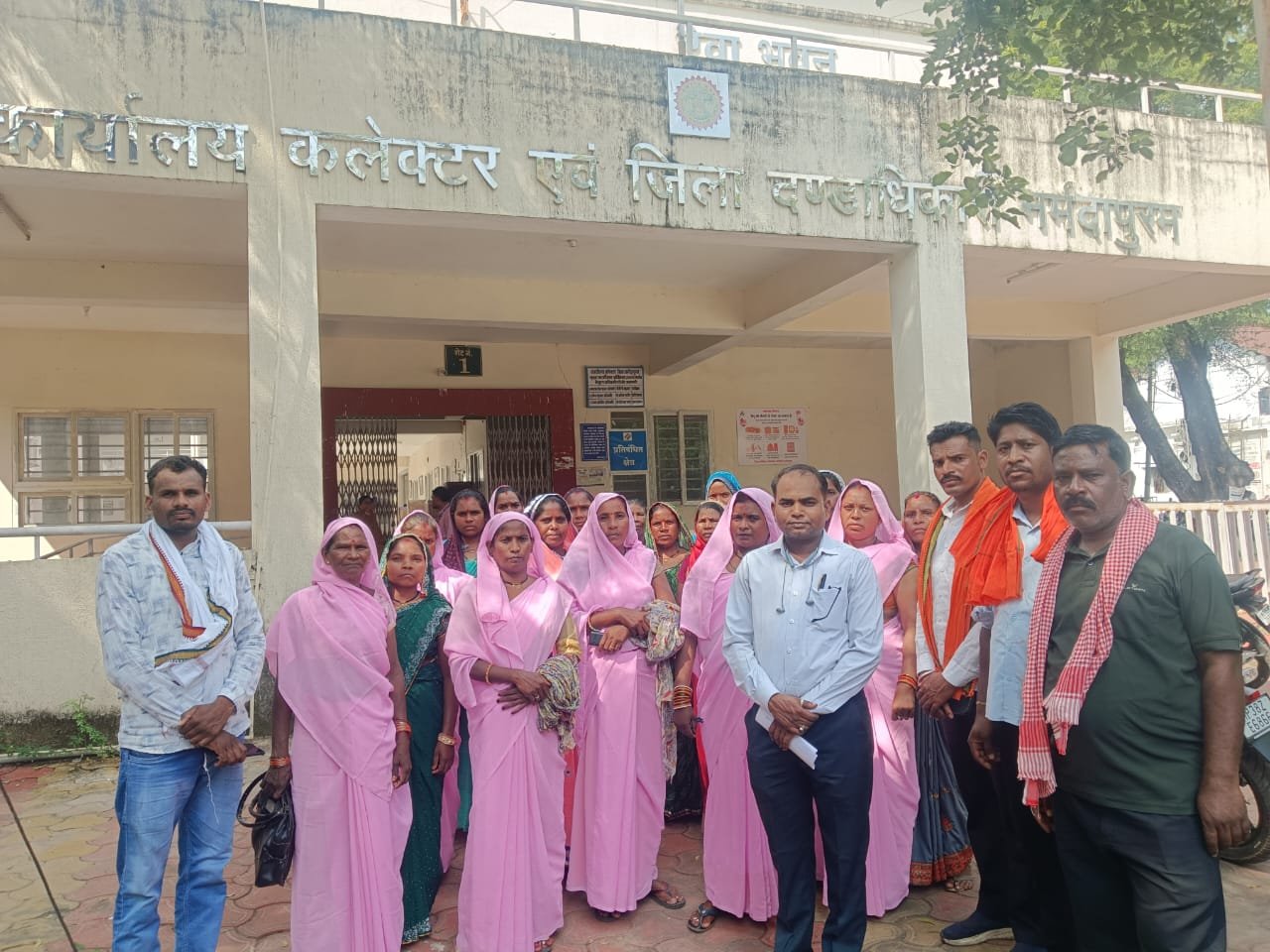 Parents submitted a memorandum to the Collectorate for children deprived of education.