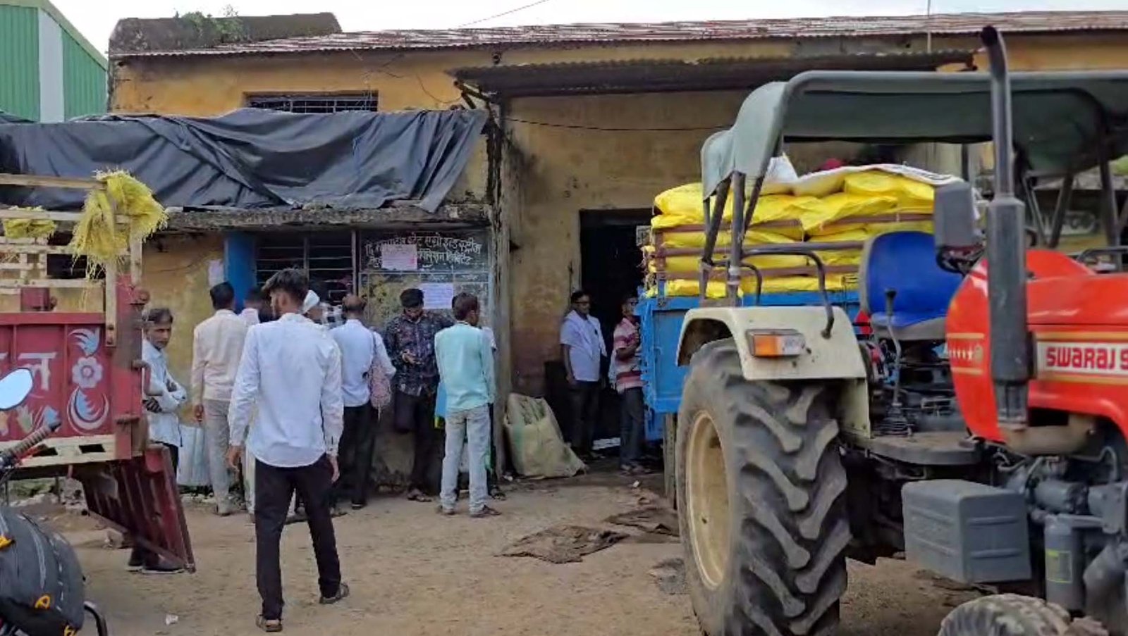 खाद संकट से जूझ रहे किसान, तीन गुनी कीमत पर खरीद रहे डीएपी और यूरिया 1 Farmers grappling with fertilizer crisis, buying DAP and urea at three times the price
