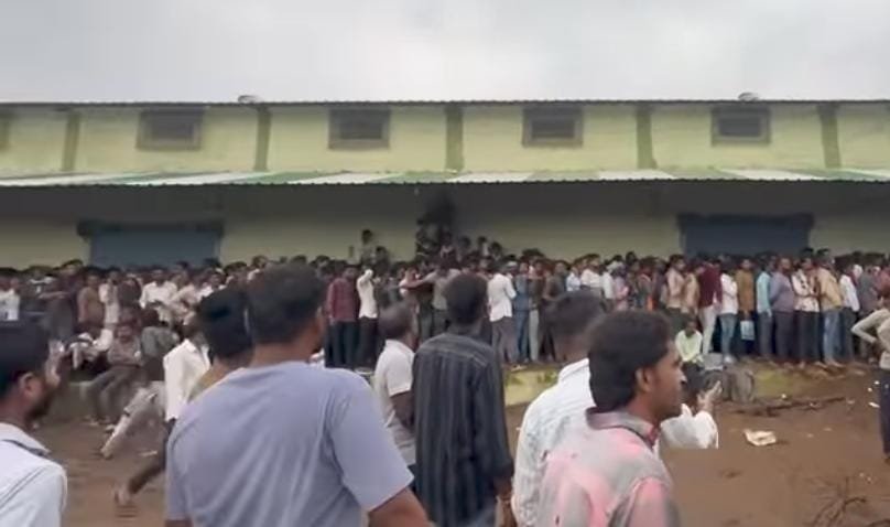 Farmers queue up for fertilizers in long queues, police deployed after scuffle