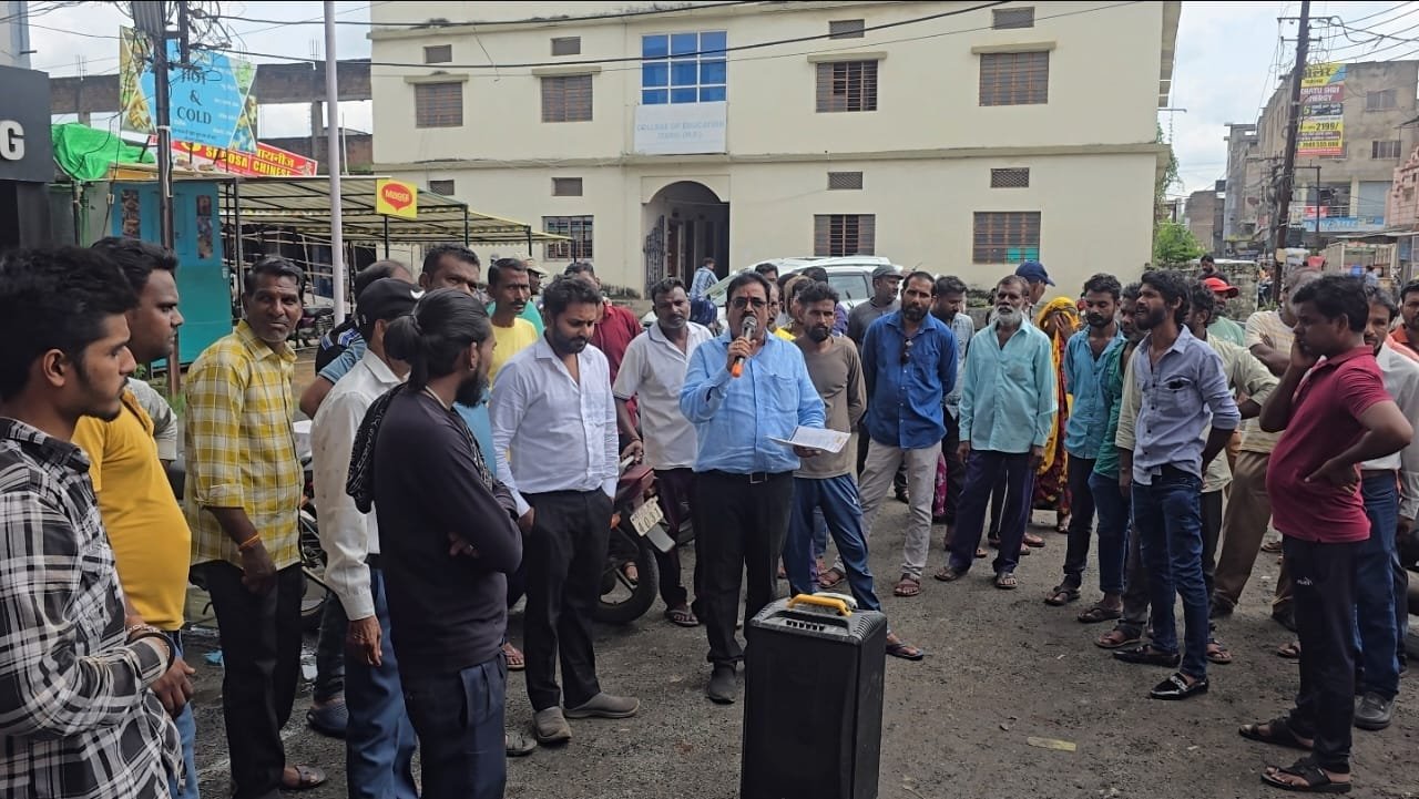 Workers protest in front of the municipality, demanding arrears and collector rate before Diwali.