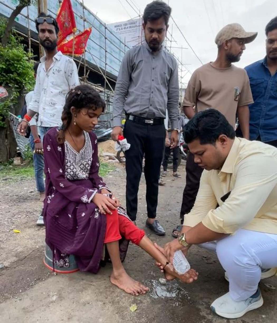 Samrasta Yuva Manch served the pilgrims on foot to Salkanpur Devi Dham.