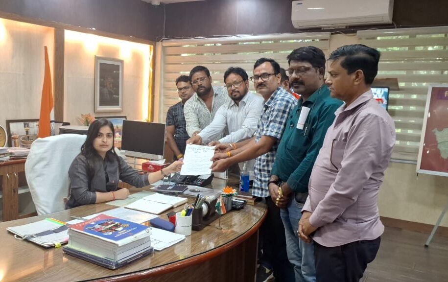 Sarva Hindu Samaj organization met the collector, expressed disagreement on the displacement of Hanuman temple near the station