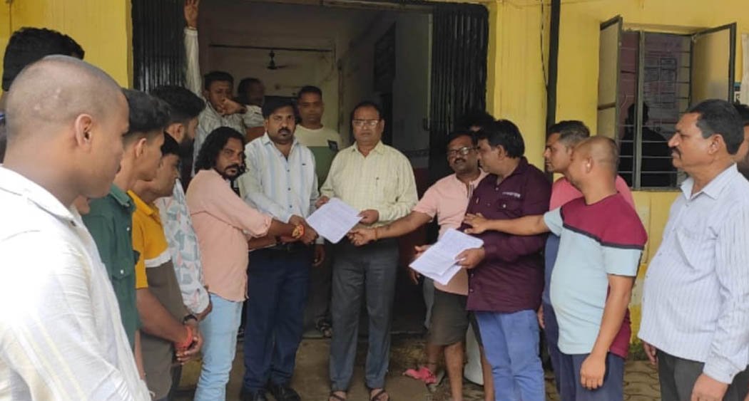 Durga Utsav Committee blocked the road, distressed street vendors submitted a memorandum.