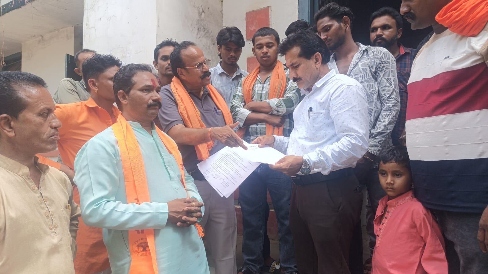 बजरंग दल ने नवरात्रि गरबा आयोजनों के लिए प्रशासन को सौंपा ज्ञापन 1 Bajrang Dal submitted a memorandum to the administration regarding Navratri Garba events.