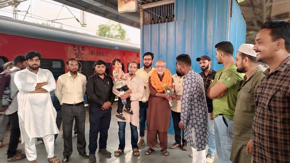 मुस्लिम विकास परिषद के प्रदेशाध्यक्ष का स्टेशन पर स्वागत, दहेज विरोधी परिचय सम्मेलन पर की चर्चा 1 State President of Muslim Development Council welcomed at the station, discussion held on anti-dowry introduction conference