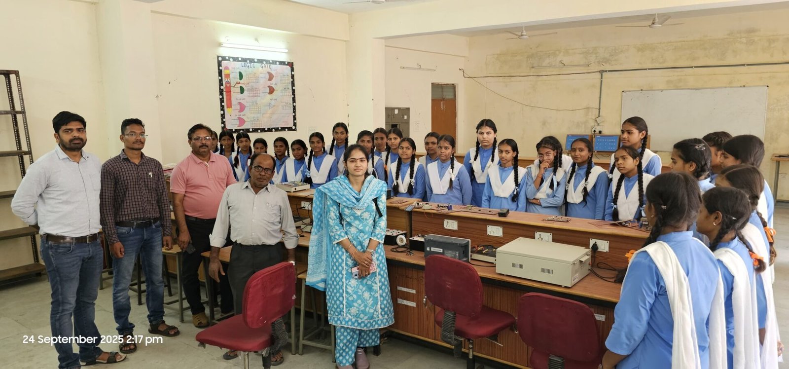 छात्रों ने पॉलीटेक्निक में सीखा मशीनों का काम, औद्योगिक भ्रमण से मिली प्रायोगिक जानकारी 1 Students learned how machines work at the Polytechnic and gained practical knowledge from industrial visits.