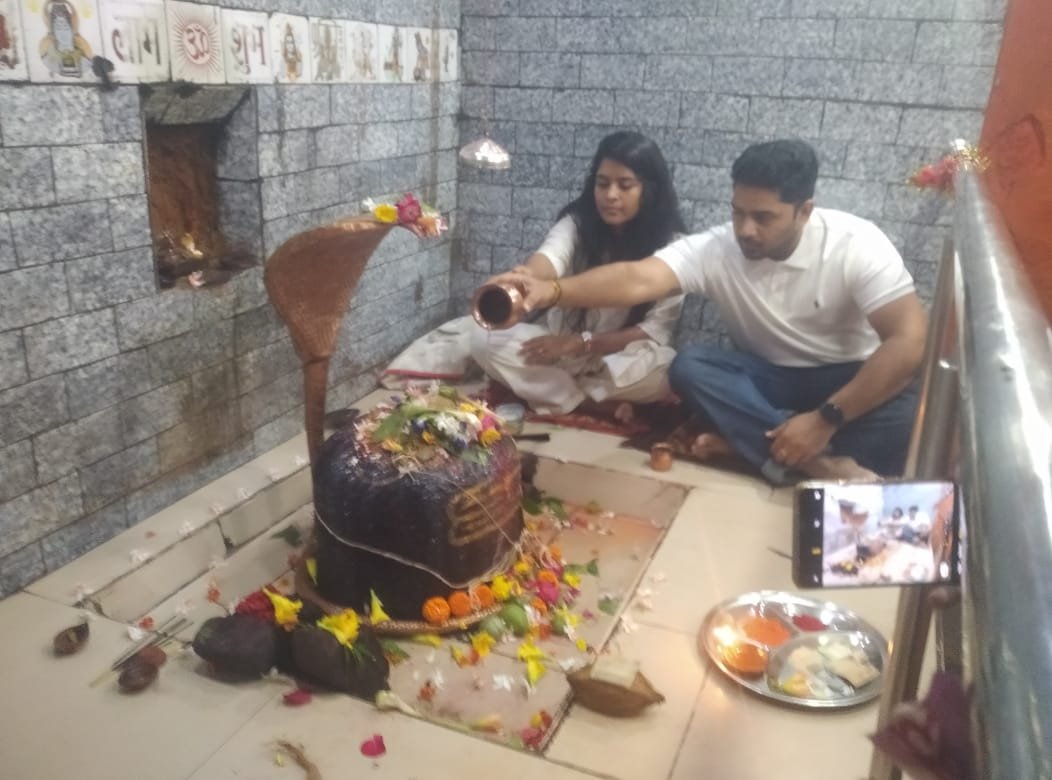 SDM Prateek Rao and Anisha Srivastava offered prayers at Tilak Sindoor Temple.