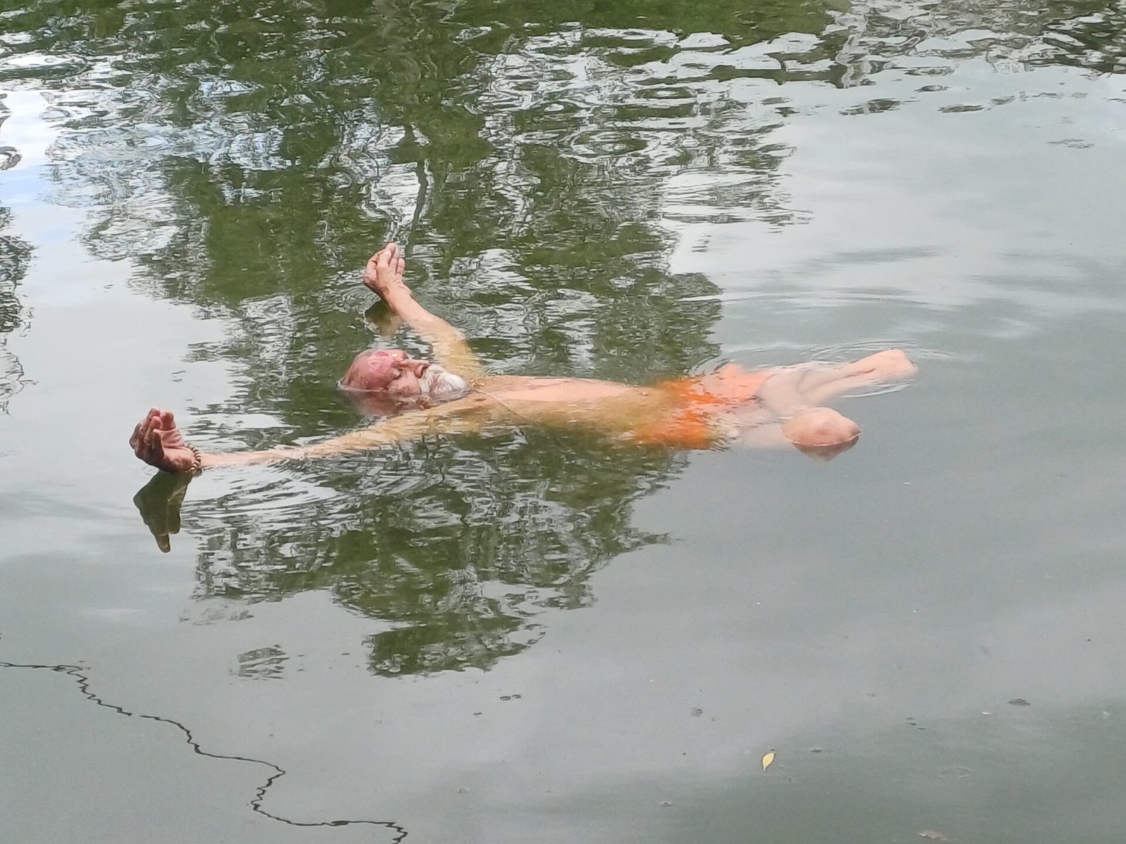 The saint who came from Chitrakoot did Jal Yoga Sadhna in the pond of Itarsi, crowd gathered to watch