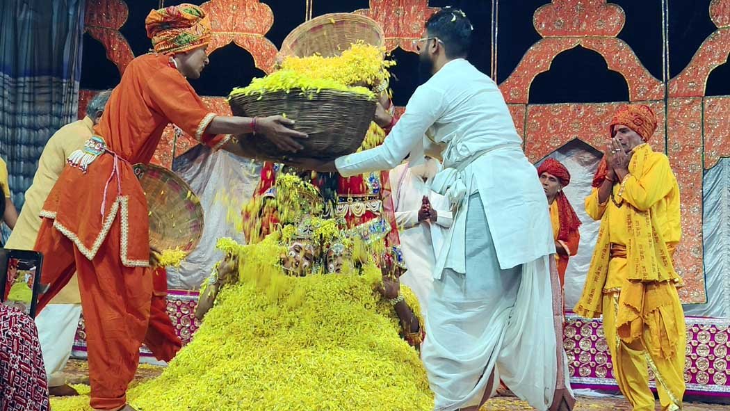 Itarsi is steeped in the culture of Braj; Radha-Krishna played the divine Holi of flowers at the Dwarkadhish temple.
