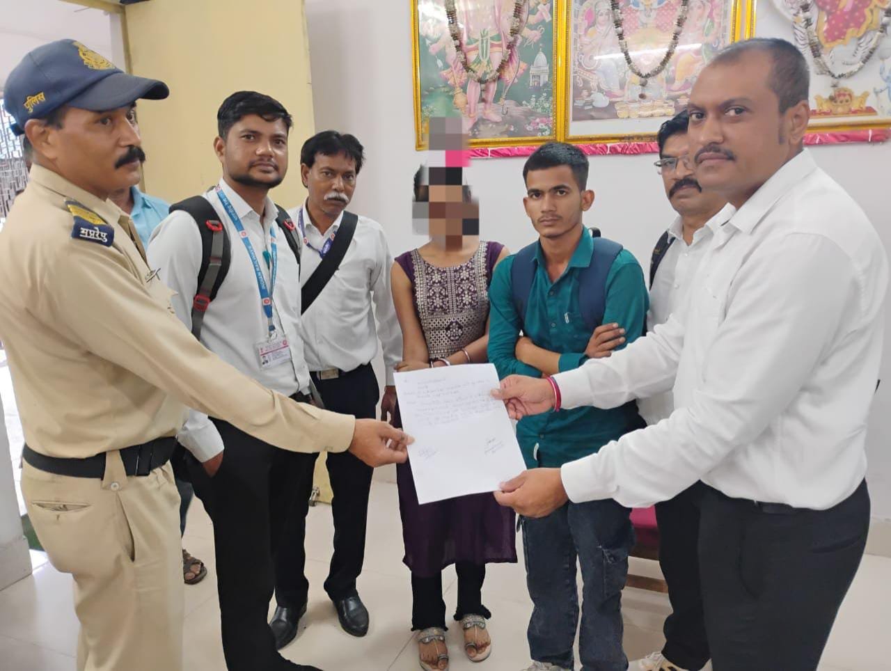 The teenager was saved by the vigilance of the railway checking staff, she had run away from home after getting trapped in a love trap