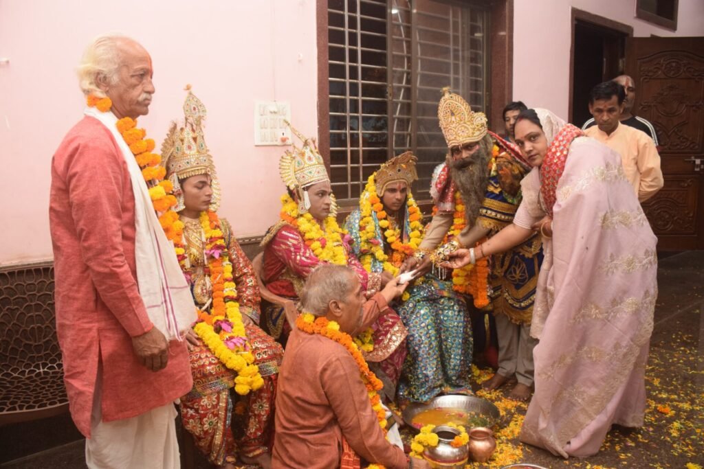 Ram Baraat was taken out amidst heavy rain, 'Dashrath-Kaikeyi dialogue' took place in Dwarkadhish temple.