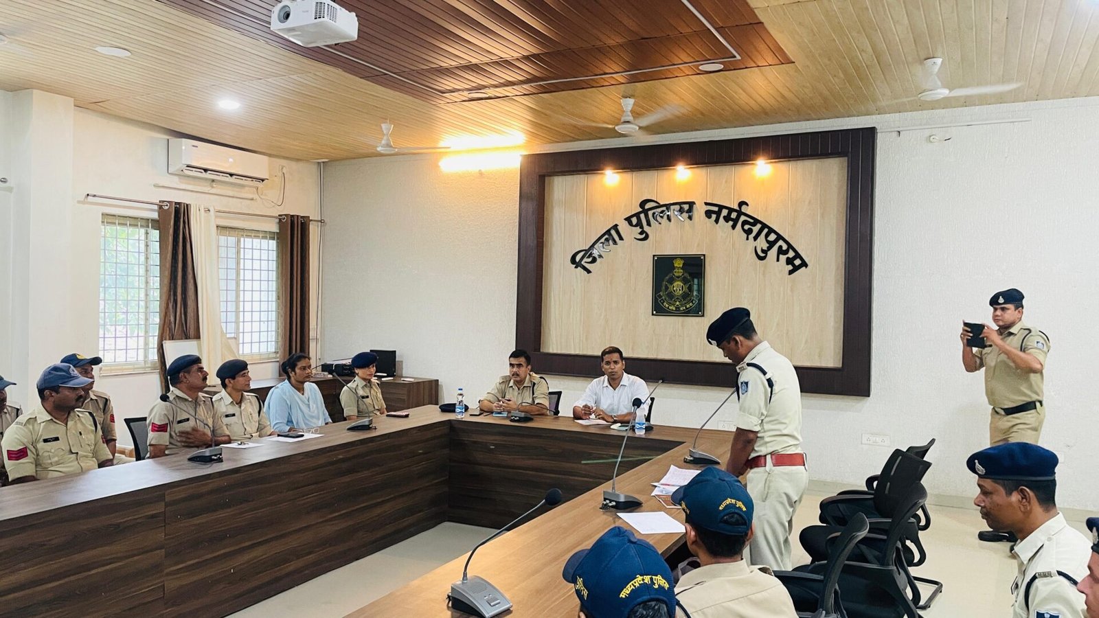 Narmadapuram Superintendent of Police held a meeting with the summons clerk and court clerk, and issued instructions for prompt execution.