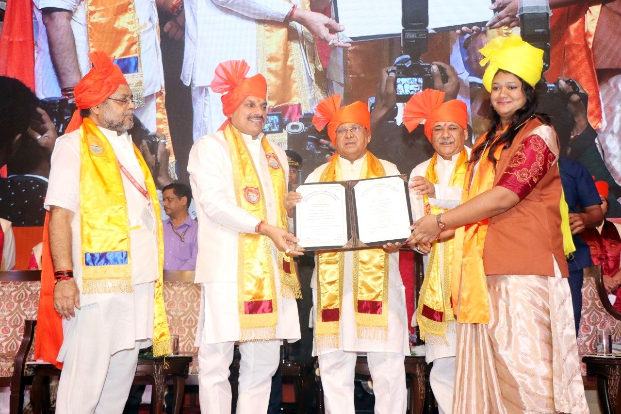 Chief Minister presented gold medal and degree to Tanishka Modi