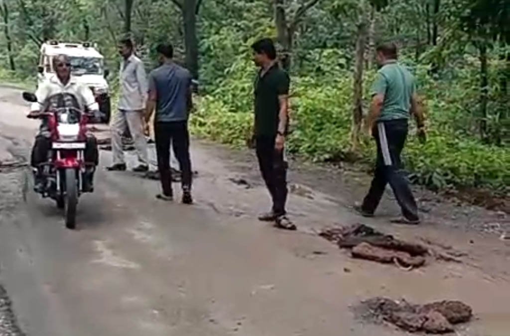 Commendable initiative of Tawa Nagar Police, filling of potholes on the road