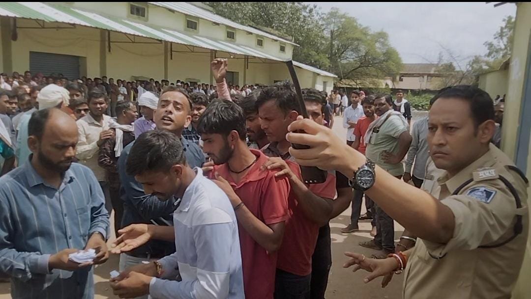 Farmers are desperate for urea, fertilizer is not available even after a month