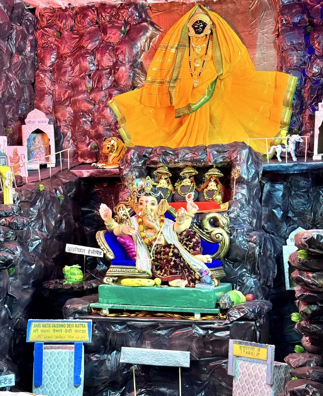 The tableau of 'Vaishno Devi Dham' made by Setpalani family in Itarsi became the center of attraction