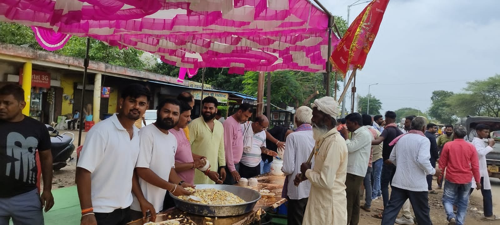 The youth team of Yadav Samaj served snacks to the pilgrims of Salkanpur.