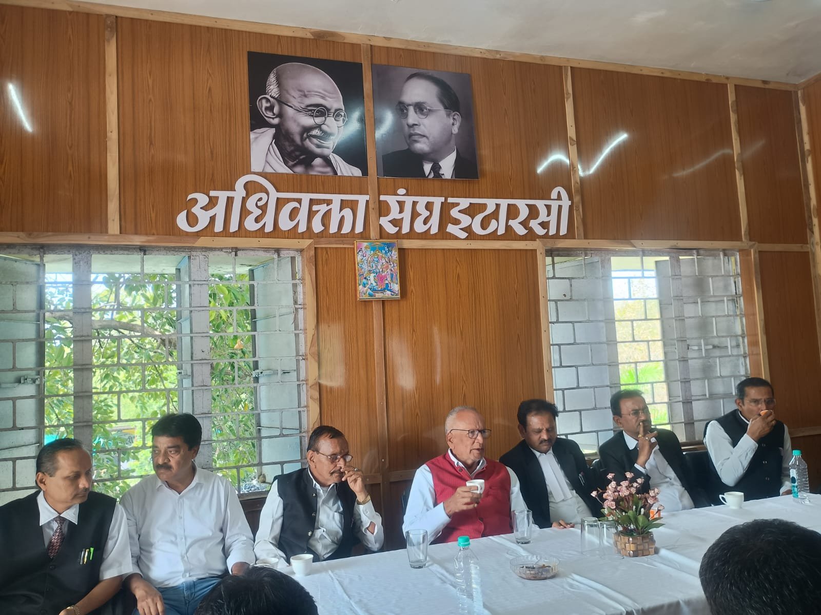 MP State Bar Council President Neekhra reached Itarsi to meet the lawyers.