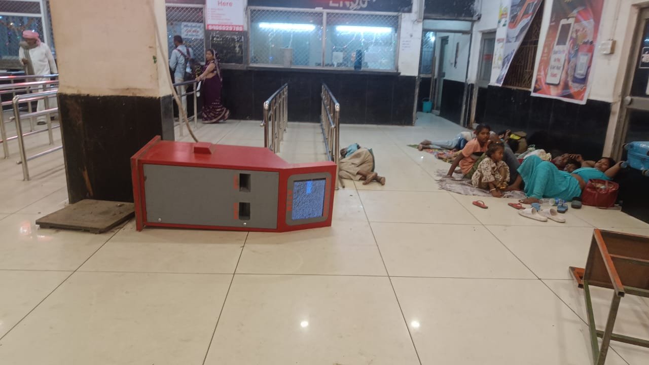 Drunken passenger creates ruckus at the junction, breaks ticket machine, arrested by RPF