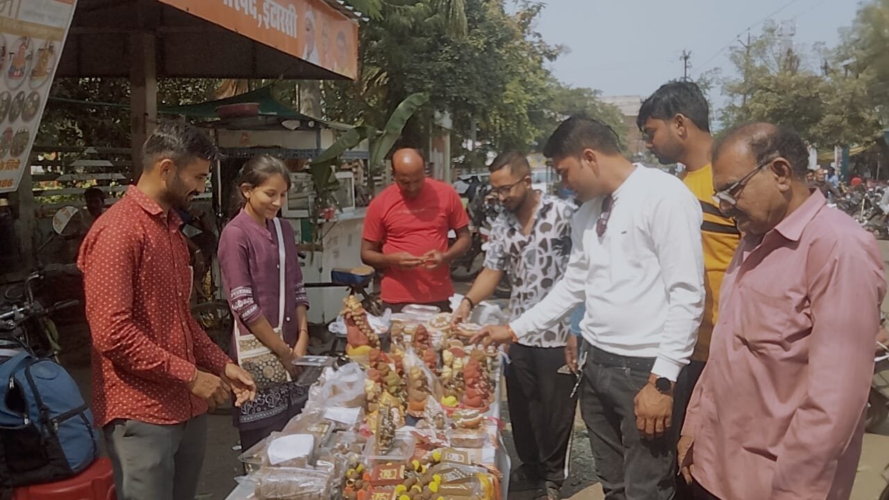 "Cow dung" is a big hit this Diwali! Idols of Lakshmi and Ganesha and lamps made from cow dung dominate the market.
