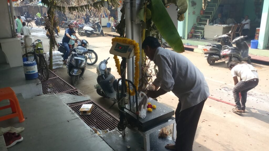 दूज से फिर लौटी बाजारों में रौनक, शुभ मुहूर्त में नमक और धना खरीदकर व्यापारियों ने शुरू किया कारोबार 2 Bazar 1