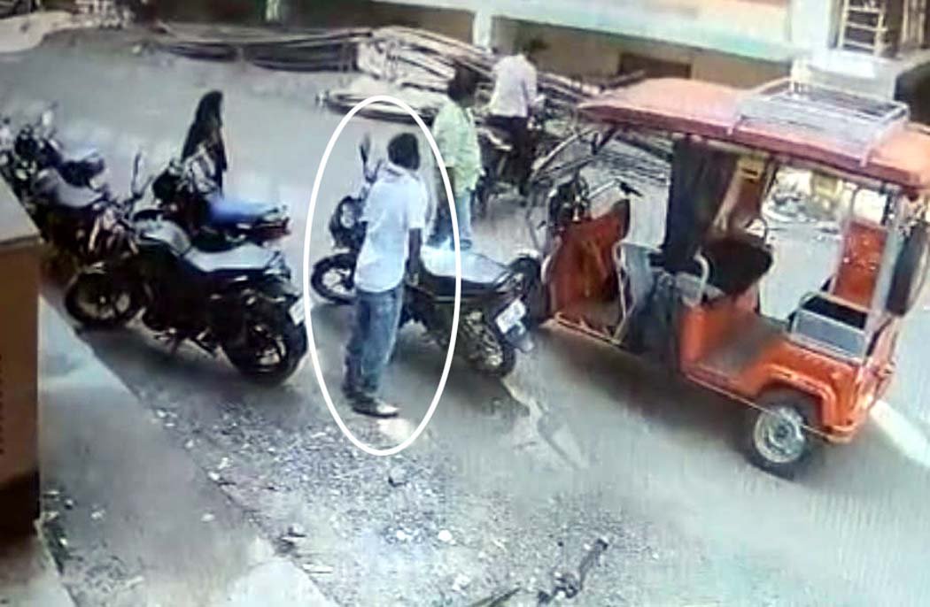 Punjab National Bank employee's bike stolen in broad daylight, incident captured on CCTV