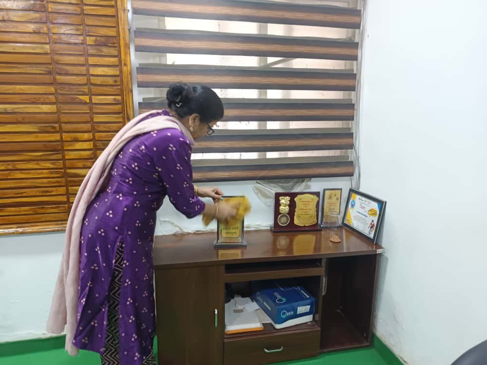 Cleanliness drive was carried out in the Municipal Corporation office, officers and employees including the Chairman and CMO cleaned the premises.