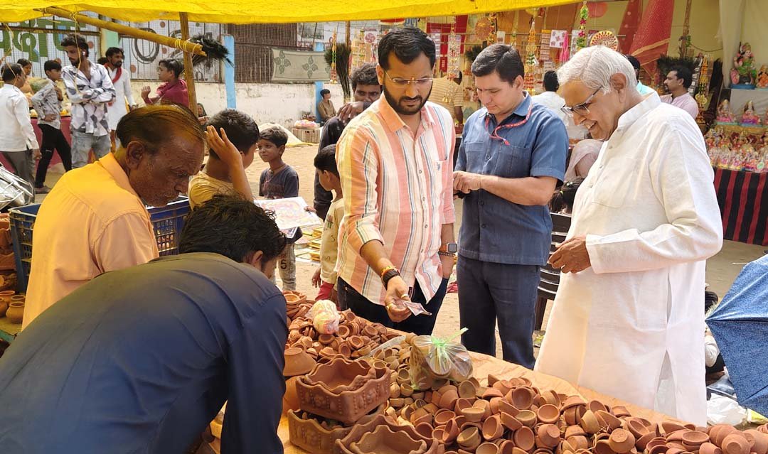 MLA Dr. Sitasaran Sharma appealed to adopt 'Swadeshi', made purchases at Gandhi Stadium