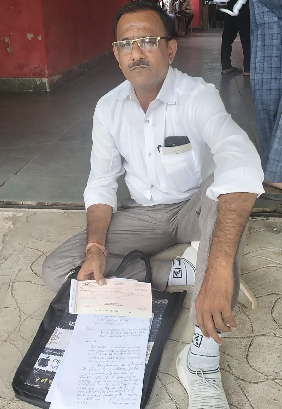 A reward of 51,000 rupees is awarded if the file is found within two days! Frustrated by the lack of documents, a farmer staged a protest at the Itarsi tehsil.