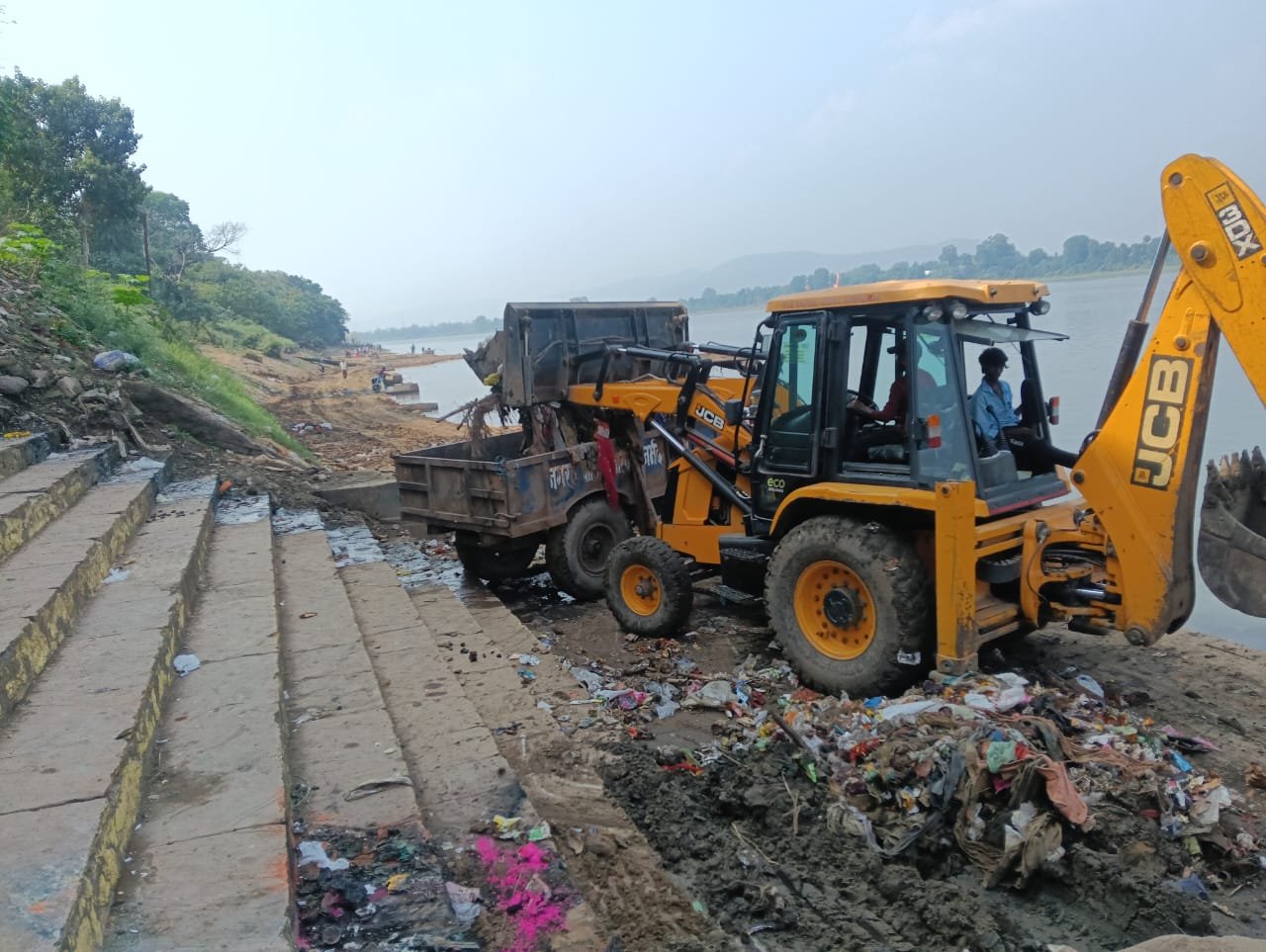 On the instructions of the Municipal President and CMO, a special cleanliness campaign is being run on the ghats in view of Chhath Puja.