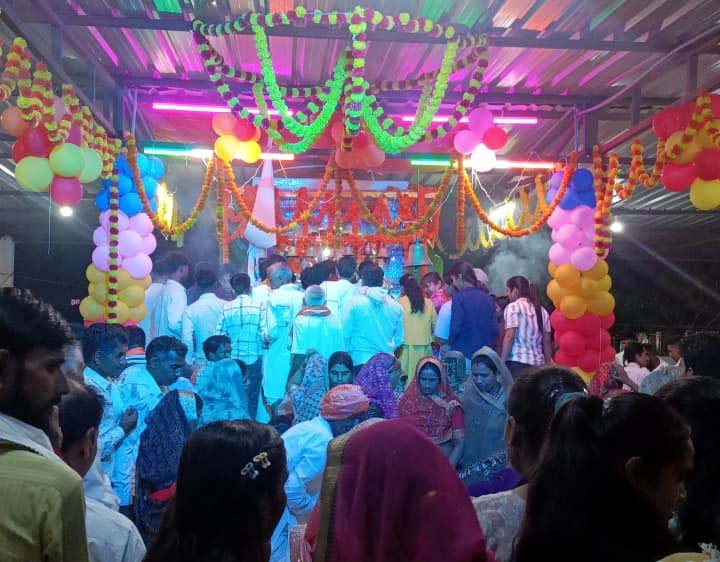 Flags were hoisted at the tomb of Saint Shravan Sadh Baba on Sharad Purnima.