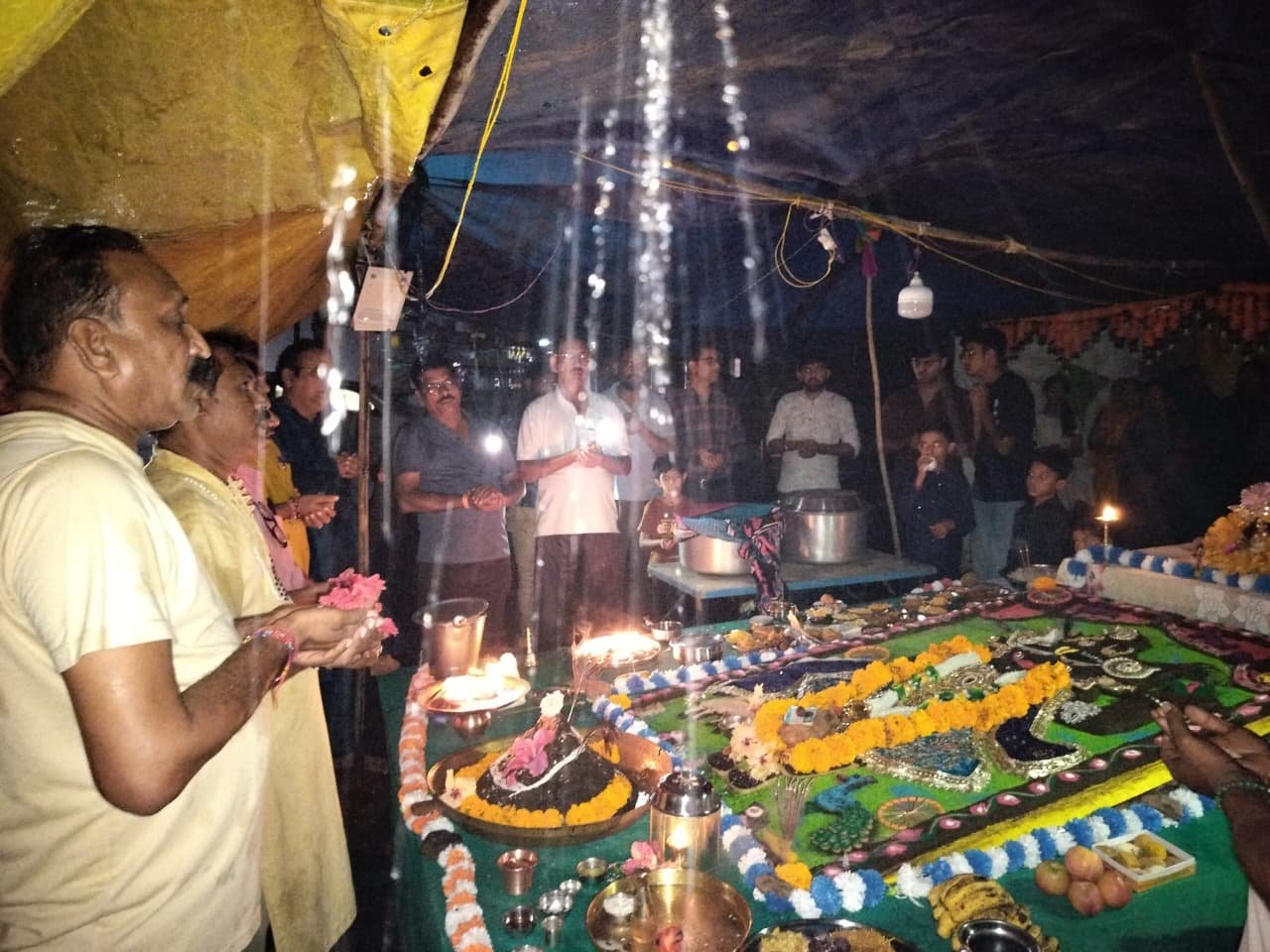 Shri Govardhan mountain was worshipped with reverence and devotion amidst the pouring rain.